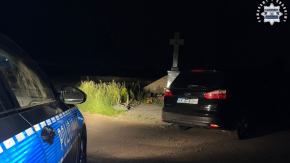 Pijany kierowca uderzył w przydrożny krzyż. Drugi jechał slalomem przez miasto