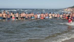 Łańcuch życia na plaży w Stegnie. Ważna lekcja na początek wakacji WIDEO