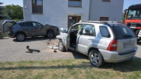 Kierowca zjechał z jezdni i uderzył w zaparkowaną Mazdę. Wgniótł ją w ścianę
