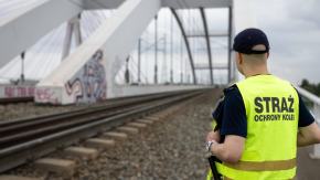 Spadł z wiaduktu na jezdnię. Błyskawiczna reakcja funkcjonariuszy SOK