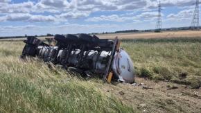 Ciężarówka wypadła z jezdni na A4. AKTUALIZACJA 