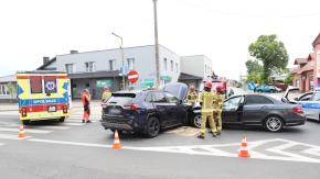 Zderzenie dwóch samochodów w Komprachcicach. Jedna osoba trafiła do szpitala