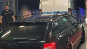 Policjanci eskortowali do szpitala auto z niemowlęciem