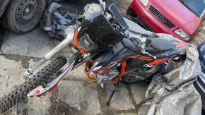 Cross uderzył w quada na leśnej drodze. Jadna osoba trafiła do szpitala
