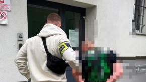Skakał po dachu i masce zaparkowanego auta. 28-latek usłyszał zarzuty