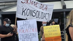 Pracownicy trzech szpitali milcząco zaprotestowali przeciw konsolidacji