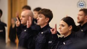 13 nowych policjantów złożyło ślubowanie. Wręczono także medale i odznaki