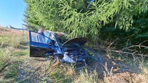 Mitsubishi wypadło z autostrady A4 i uderzyło w ogrodzenie