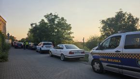 Barierka zagrodziła pobocze przy Kamionce Bolko. Zaparkowane auta utrudniają przejazd