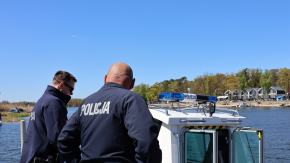 Nietrzeźwy kierowca i nietrzeźwy sternik zatrzymani przez policjantów sezonowego ogniwa wodnego