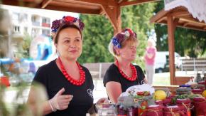 Powiatowy Festiwal Przetworów na Rynku w Otmuchowie. Regionalne smaki i pojazdy służb