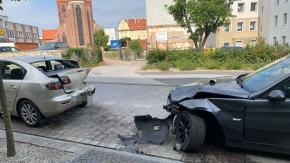 Kierowca bmw uderzył w zaparkowane auta i uciekł. Policja szuka sprawcy
