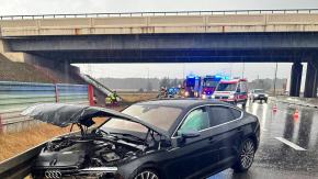 Audi uderzyło w bariery na autostradzie A4 pod Opolem