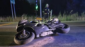 Nietrzeźwy motocyklista uderzył w znak. Miał dwa sądowe zakazy. Dalej jest jeszcze ciekawiej