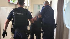 Celował w policjanta przedmiotem przypominającym broń. Padł strzał ostrzegawczy