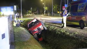 Skoda zakończyła jazdę w rowie. Kierowca na podwójnym gazie