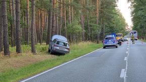 Skoda wypadła z DK45 między Trzebiszynem a Bierdzanami. Cztery osoby trafiły do szpitala