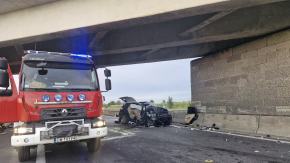 BMW uderzyło w filar wiaduktu na A4. Trzy osoby trafiły do szpitali