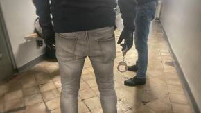 Leżał na klatce schodowej. Gdy policjanci chcieli mu pomóc, zaczął im grozić