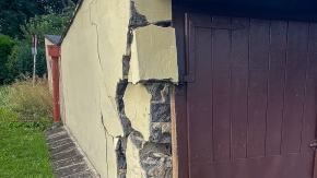 Najpierw uszkodził garaż, a potem odjechał