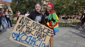 "Nie chcę, żeby ktoś mi mówił, kogo mam kochać". Marsz Równości przeszedł ulicami Opola