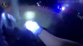 Uciekał rowerem przed policjantami, wyrzucając po drodze amfetaminę (nagranie z interwencji)