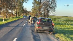 Zderzenie motocykla z osobówka na trasie Głogówek-Rzepcze. Dwie osoby trafiły do szpitala