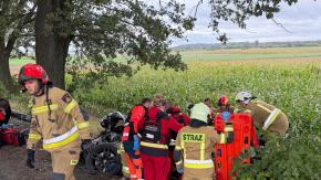 Samochód uderzył w drzewo. Kierowca trafił do szpitala śmigłowcem LPR
