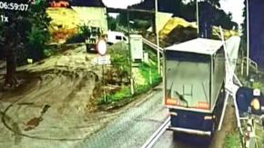 O krok od tragedii. Opadające rogatki zablokowały naczepę tira