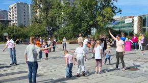 Skaczą i pomagają Emilce. W Opolu trwa akcja wsparcia dla 7-latki chorej na białaczkę
