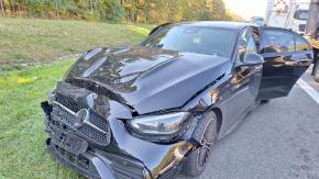 Kolizja na A4 pod Opolem. Mercedes uderzył w przyczepkę służb drogowych