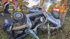 Tragiczny wypadek na DW407. Samochód uderzył w drzewo