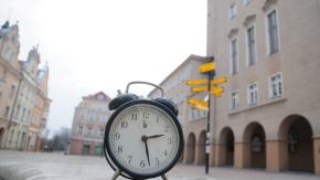Godzina w tę czy w tamtą? Tej nocy znów zmieniamy czas