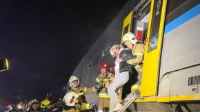 Przejęty pociąg, wybuch i pożar. 345 osób w nocnej akcji pod Kluczborkiem