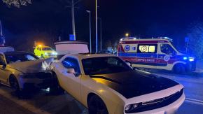 Zderzenie BMW z Dodge'em Challengerem na ulicy Krapkowickiej