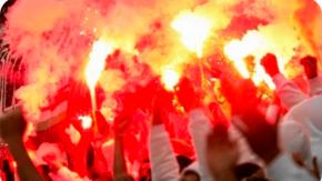 Odpalił racę na trybunach. Nieodpowiedzialne zachowanie 22-latka