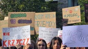 Opolscy uczniowie razem przeciwko przemocy i ważny apel: "Mamo, tato, porozmawiajmy"