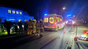 Volkswagen uderzył w słup energetyczny, kierowca w szpitalu