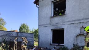 Pożar domu jednorodzinnego w Makowicach. Osiem zastępów straży pożarnej na miejscu