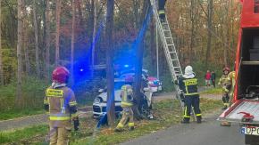 Wypadek w Masowie. Samochód uderzył w drzewo, kobieta i dziecko trafili do szpitala