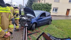 Renault Clio wypadło z drogi na DW414. Samochód uderzył w ogrodzenie