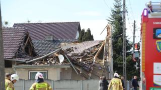 Zawalił się dach budynku w Wawelnie. Na miejscu pracowały służby