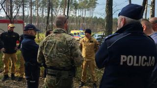 Nieznany dron znaleziony w lesie. Trwają działania służb