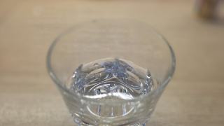 Ile wody dziennie trzeba pić? Nowe badania podważają popularną zasadę