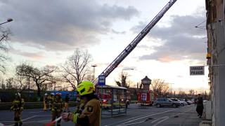 Pęknięty komin przy ul. Armii Krajowej. Na miejscu sześć zastępów straży pożarnej