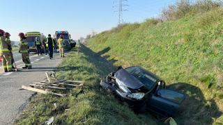 Zderzenie na obwodnicy Opola. Jedno auto wylądowało w rowie