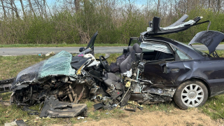 Groźny wypadek BMW i Audi. Dwie osoby zakleszczone w pojazdach. Lądował LPR