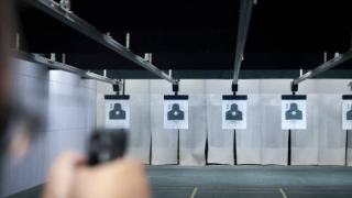 Wypadek na strzelnicy w powiecie brzeskim. Mężczyzna postrzelił się podczas treningu