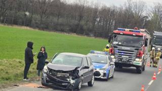 Kolizja na obwodnicy na wysokości Bierkowic. Z jednego auta unosił się dym