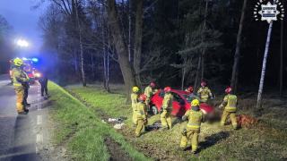 Dachowanie na trasie Zawadzkie-Wierchlesie. Szybka reakcja policjanta